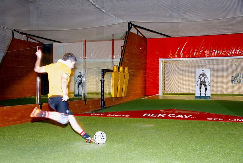 Un giocatore calcia su una pista Calcio Record